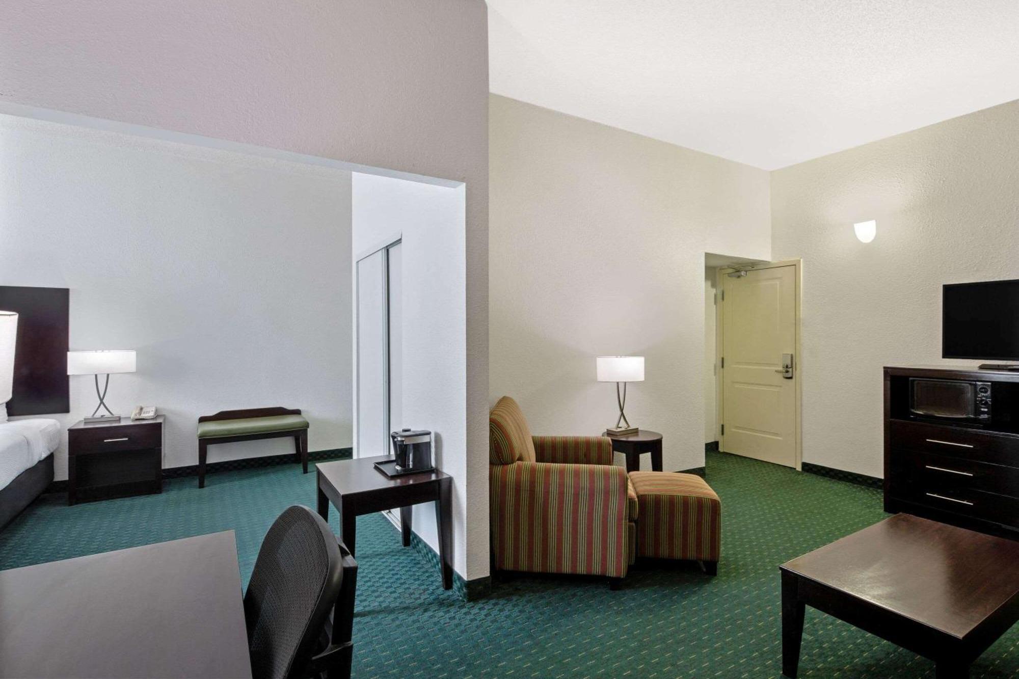 University Inn & Suites Berkeley Room photo