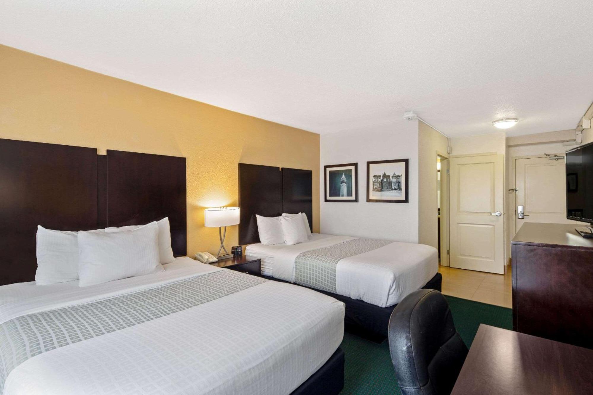 University Inn & Suites Berkeley Room photo