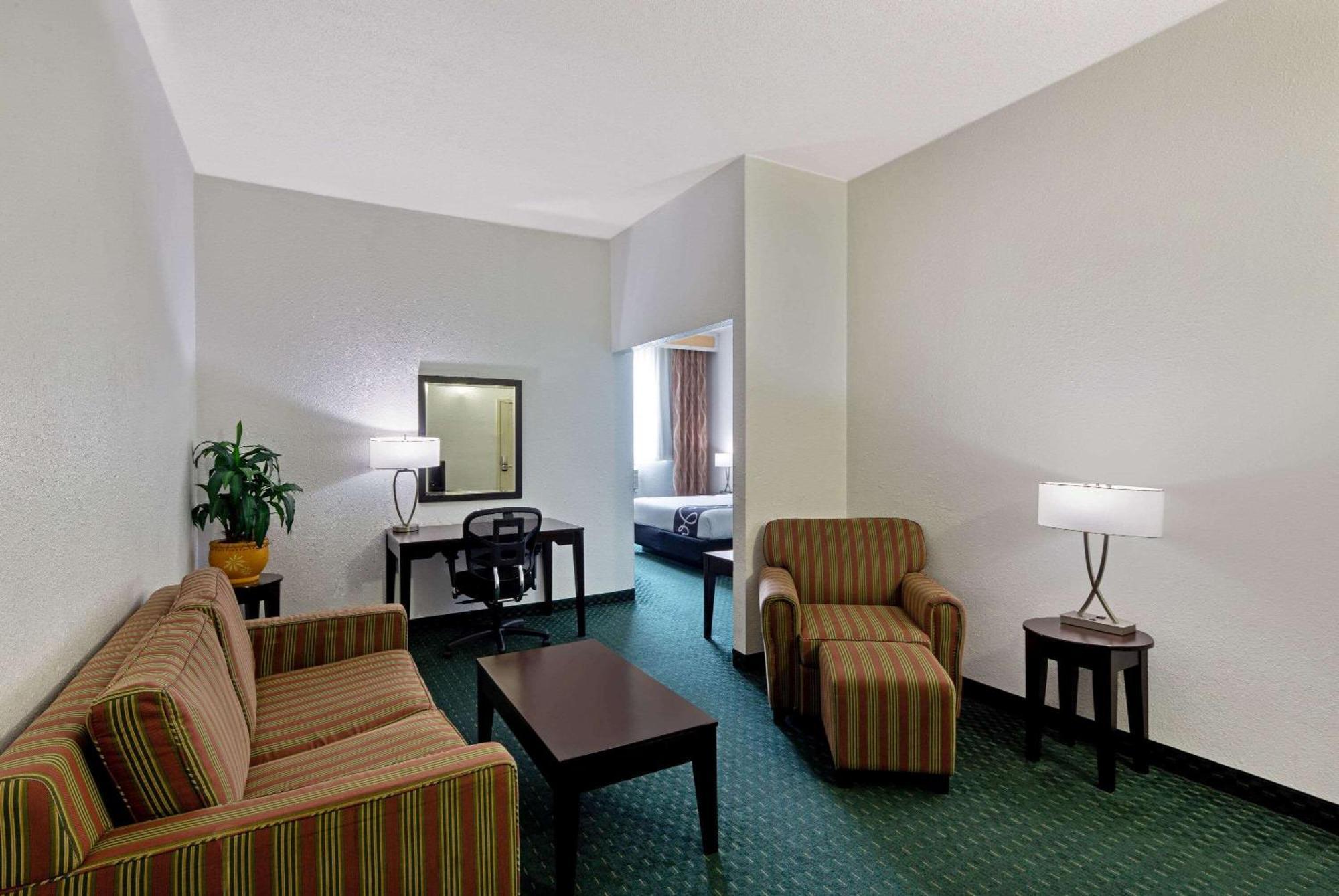 University Inn & Suites Berkeley Room photo