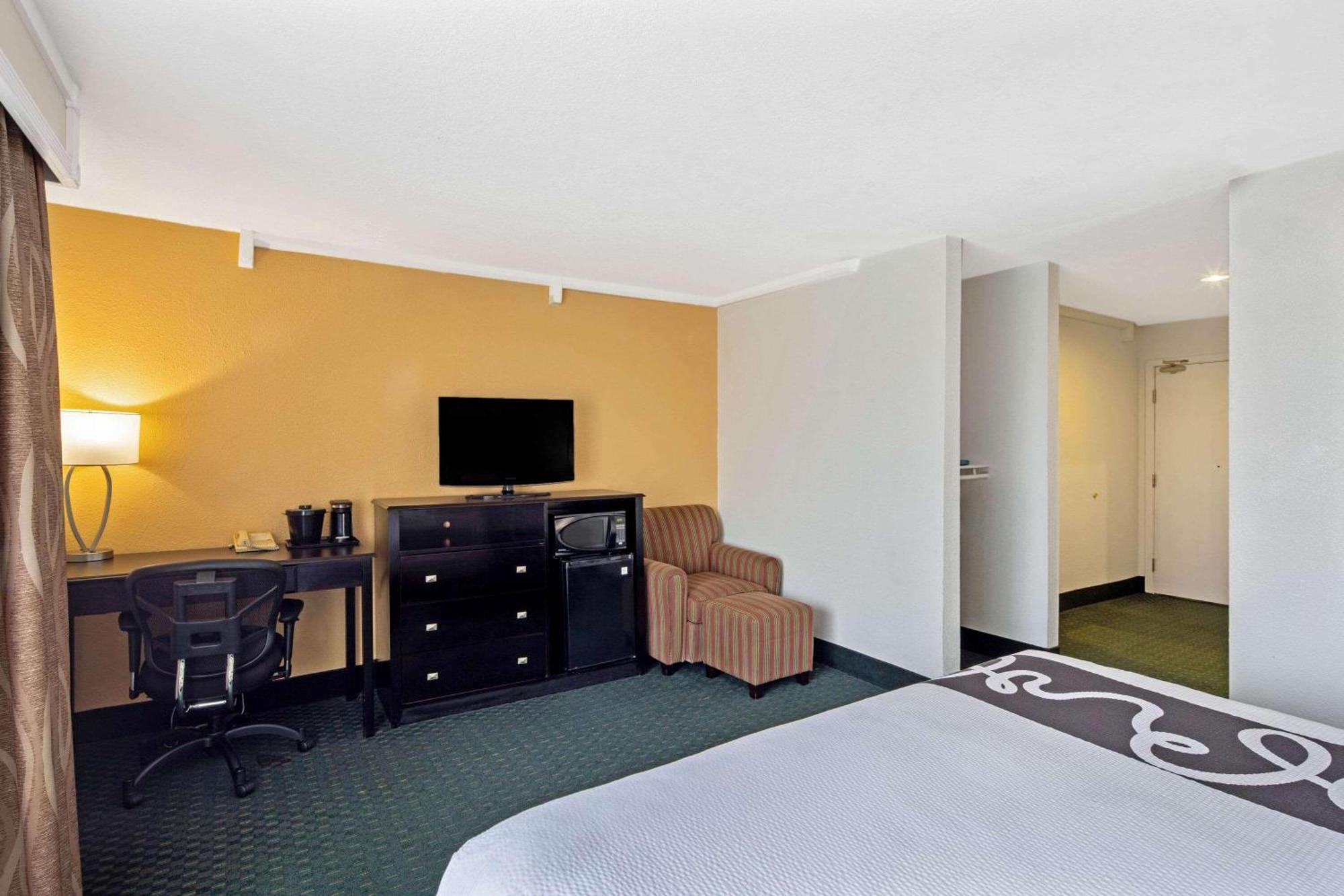 University Inn & Suites Berkeley Room photo